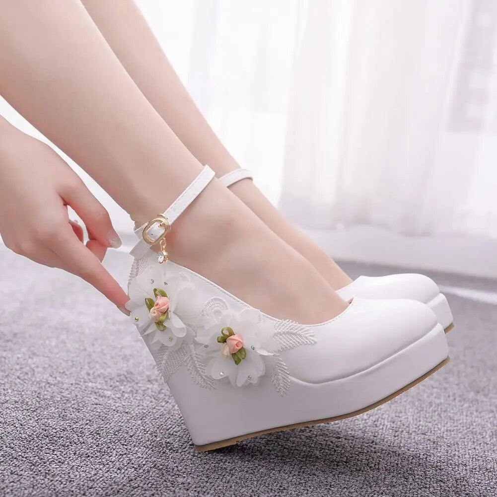 Ddbos Crystal Queen White Wedges Wedding Pumps Sweet White Flower Lace Pearl Platform Pump Shoes Classic Bride Dress High Heeled Lady