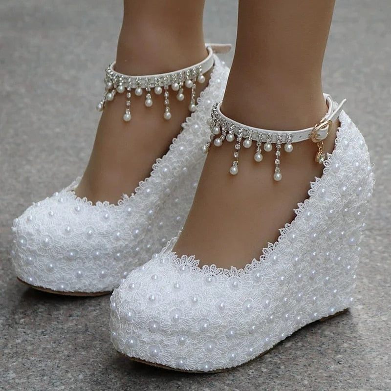 Crystal Queen White Wedges Wedding Pumps Sweet White Flower Lace Pearl Platform Pump Shoes Classic Bride Dress High Heeled Lady